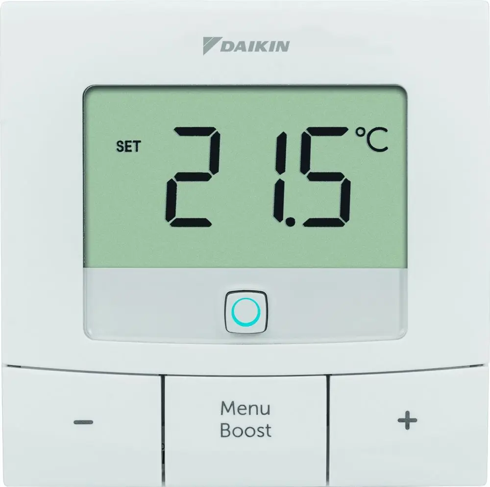 Weißes Raumbediengerät von Daikin mit digitalem Display. Temperaturanzeige zeigt 21,5 °C, darunter Tasten für Menü und Boost-Funktion.